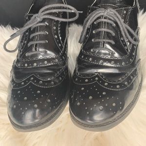 Shiny faux patent leather Oxford shoes size 8 US